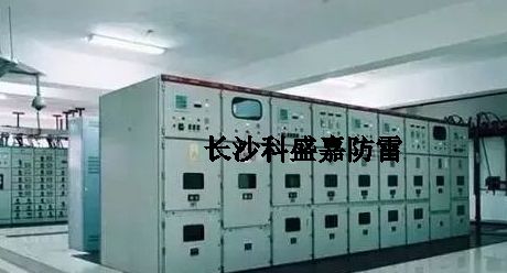 長(zhǎng)沙雨花區(qū)：雷電劈開(kāi)大樹(shù) 砸了3臺(tái)車(chē)